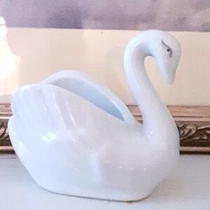 Elegant White Swan Figurine Decor Holder